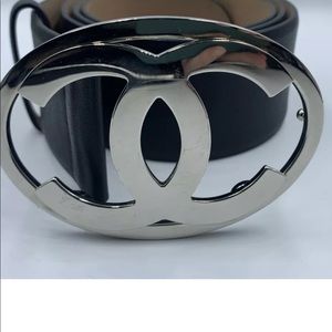 CHANEL Black leather belt, silver logo buckle.